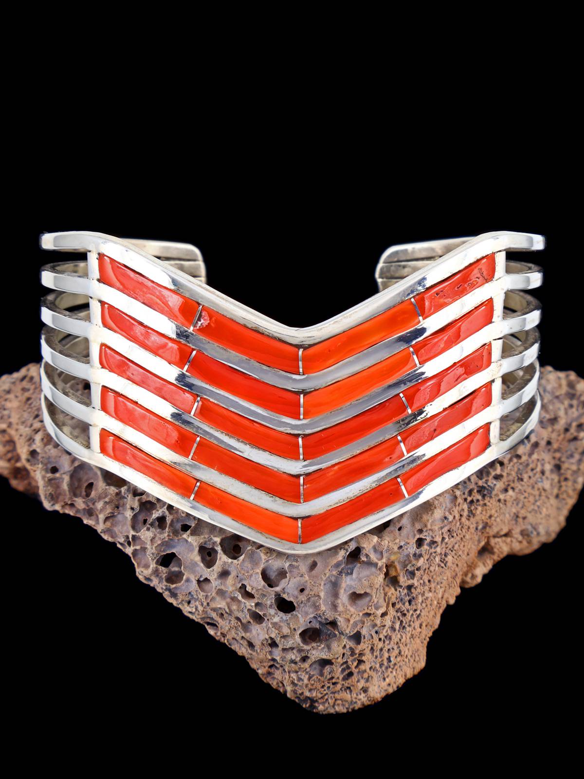 Bracelet manchette amérindien Zuni incrusté de corail rouge