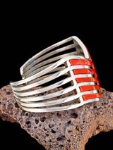 Bracelet manchette amérindien Zuni incrusté de corail rouge