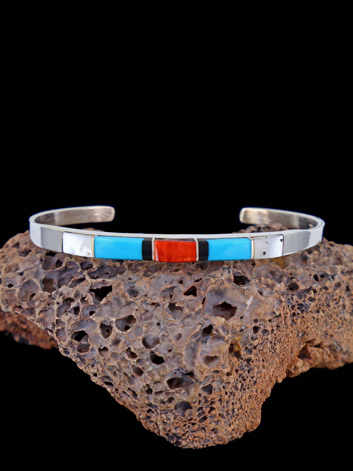 Pulsera con incrustaciones de piedras múltiples del pueblo Zuni nativo americano