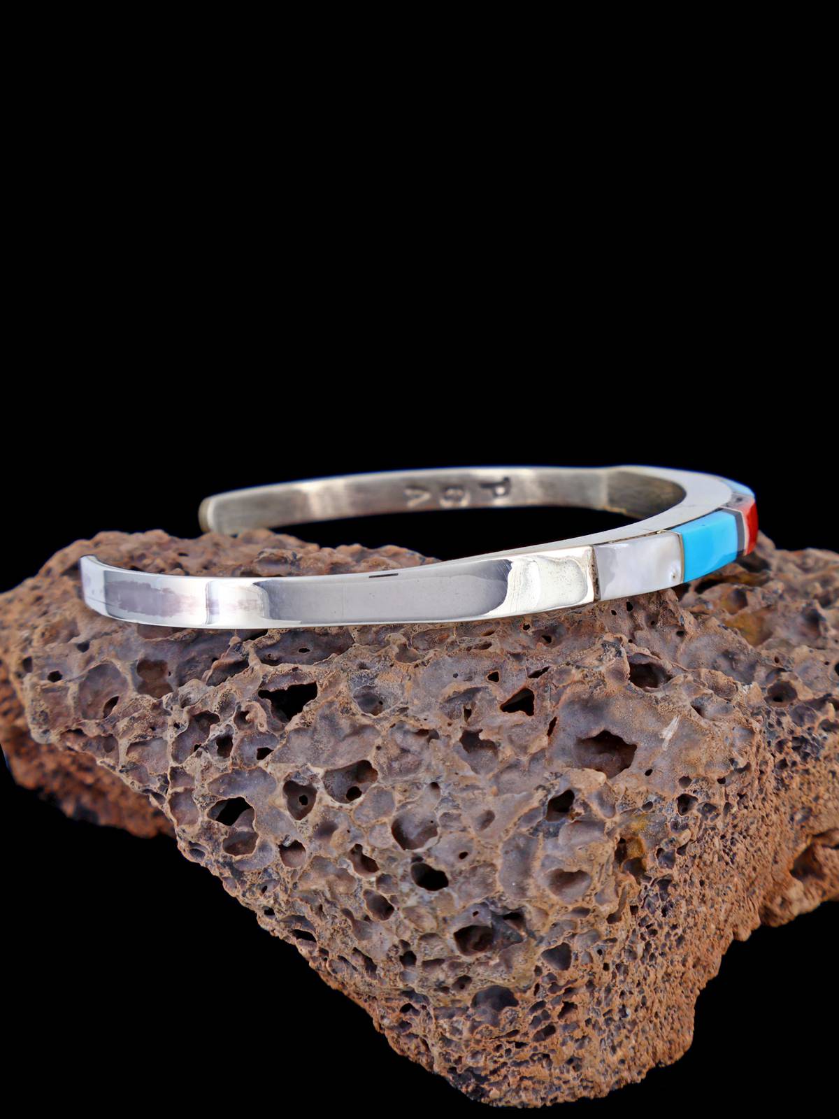 Pulsera con incrustaciones de piedras múltiples del pueblo Zuni nativo americano