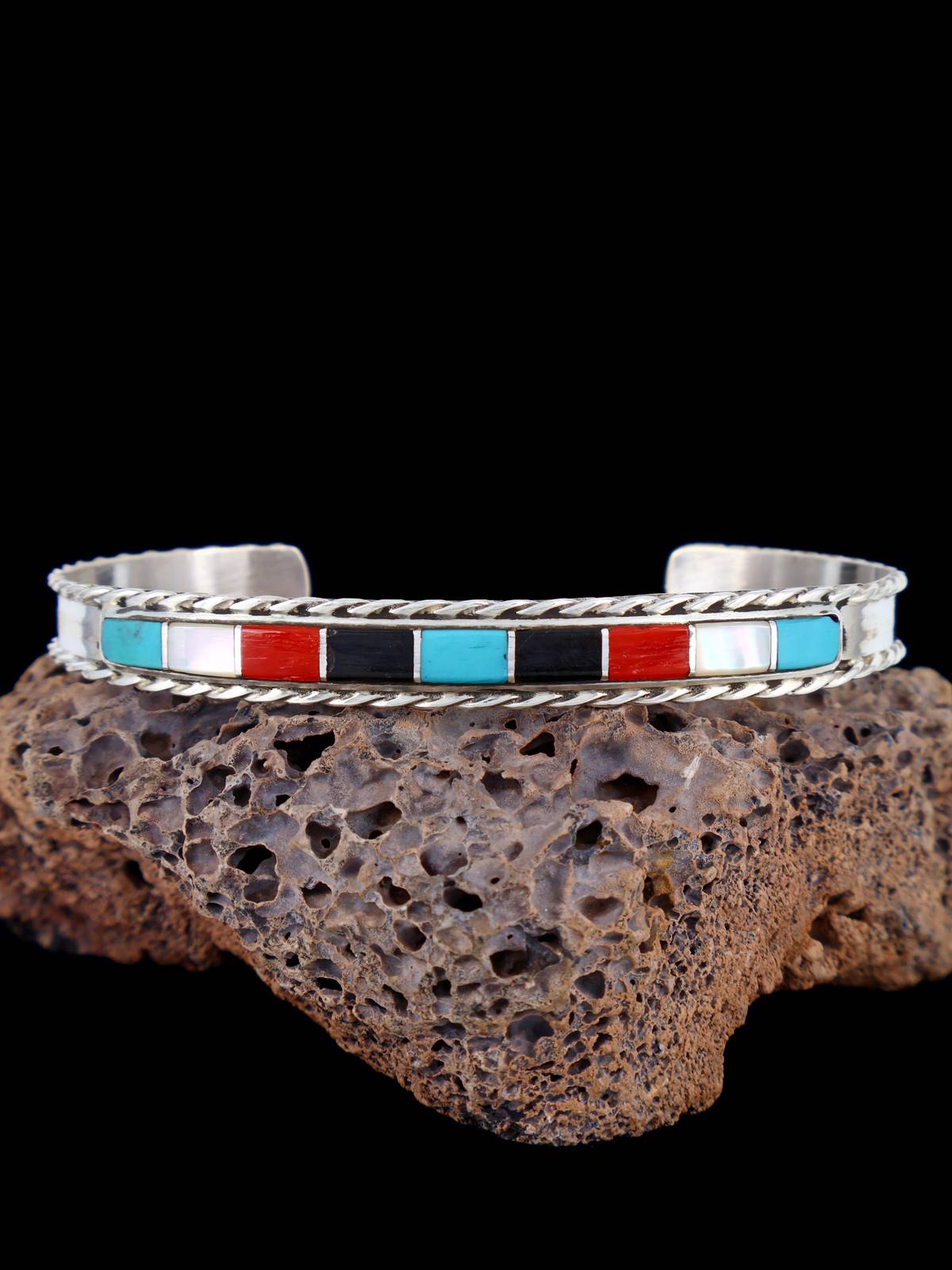 Pulsera con incrustaciones Zuni de ónix y plata de ley