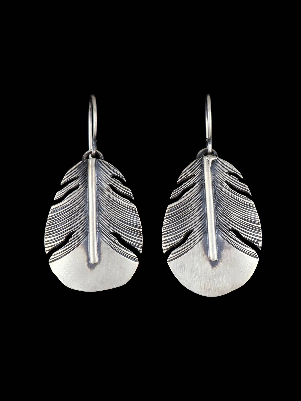 Pendientes de plumas colgantes de plata de ley de nativos americanos