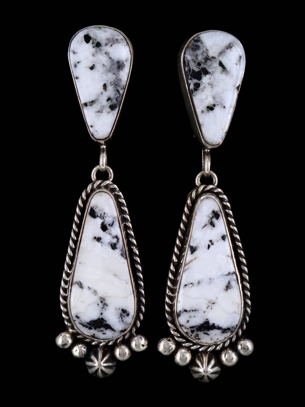 Pendientes Navajo de plata de ley con búfalo blanco y ónix