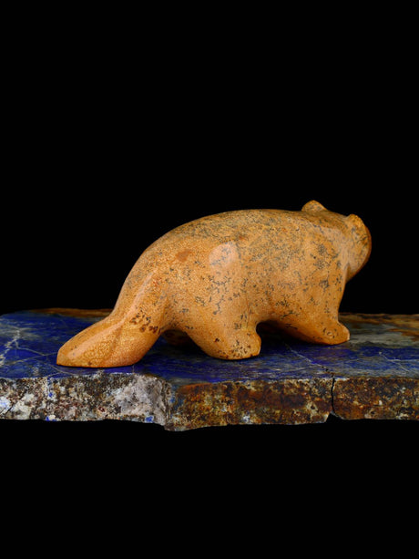 Sculpture fétiche Zuni de la famille des loups en travertin