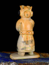 Talla fetiche Zuni bailarina de oso travertino