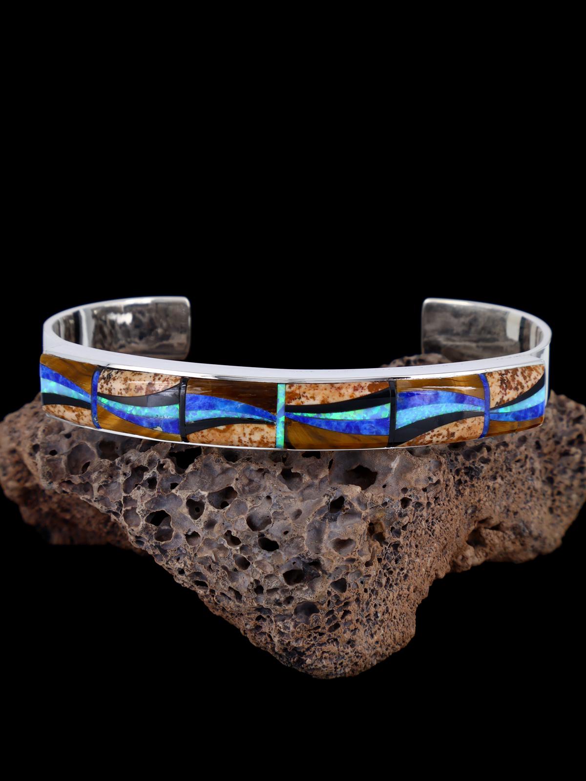 Pulsera Navajo de plata de ley con incrustaciones de escena de pueblo del cielo nocturno