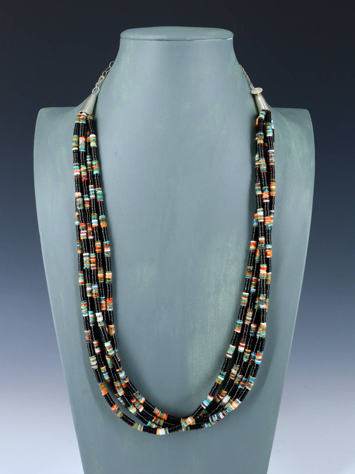 Collier amérindien de corail de pomme et de lapis