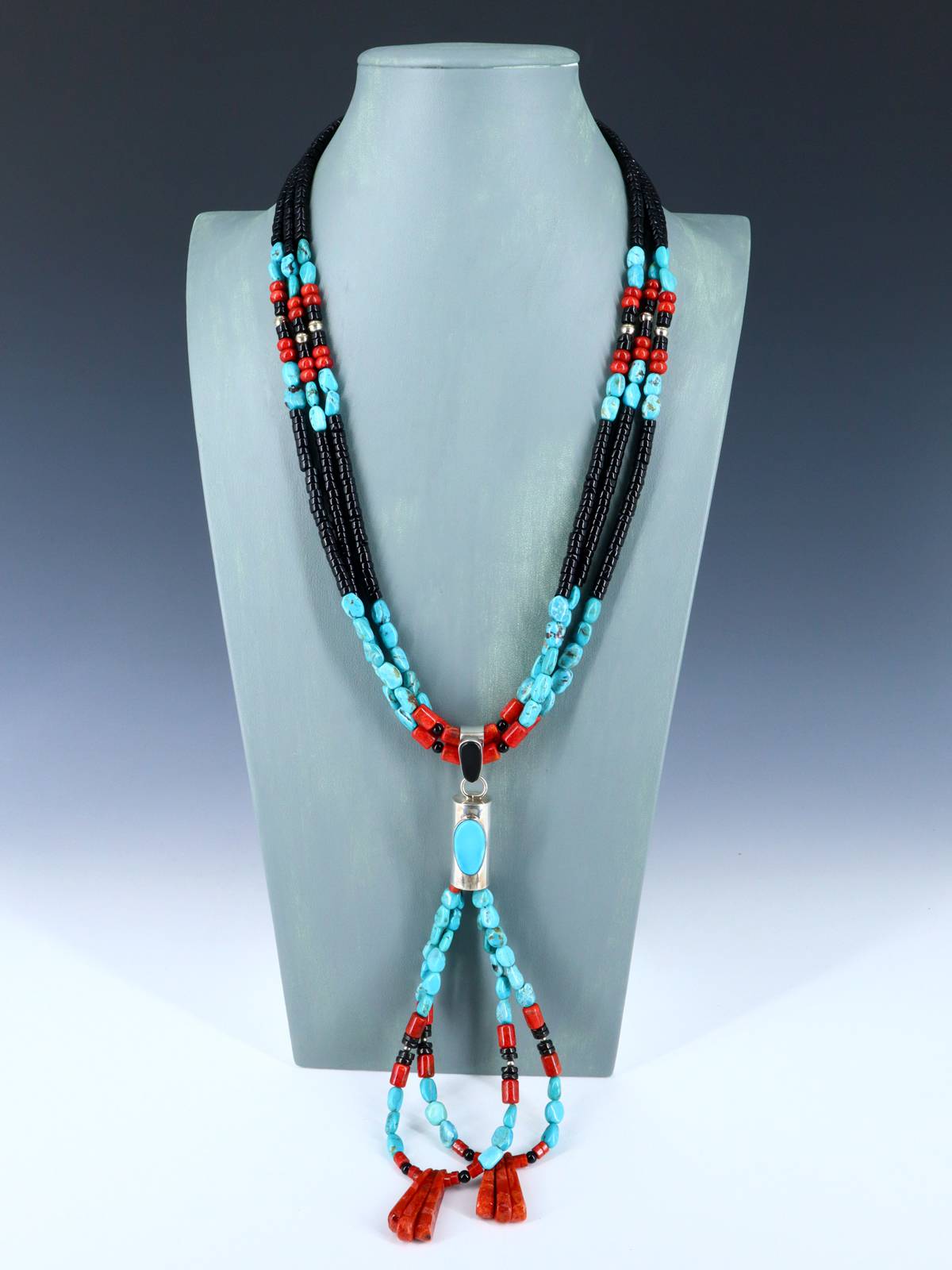 Collier Jocla à trois brins d'onyx et de nacre de Saint-Domingue