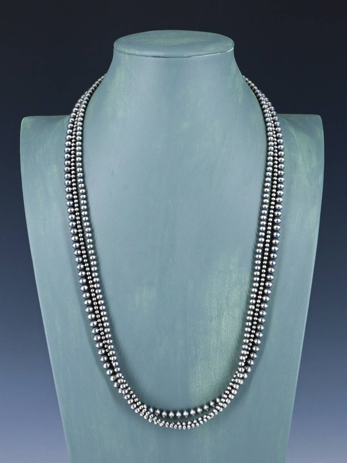 Collar con cuentas de plata de ley de triple hebra de 24"