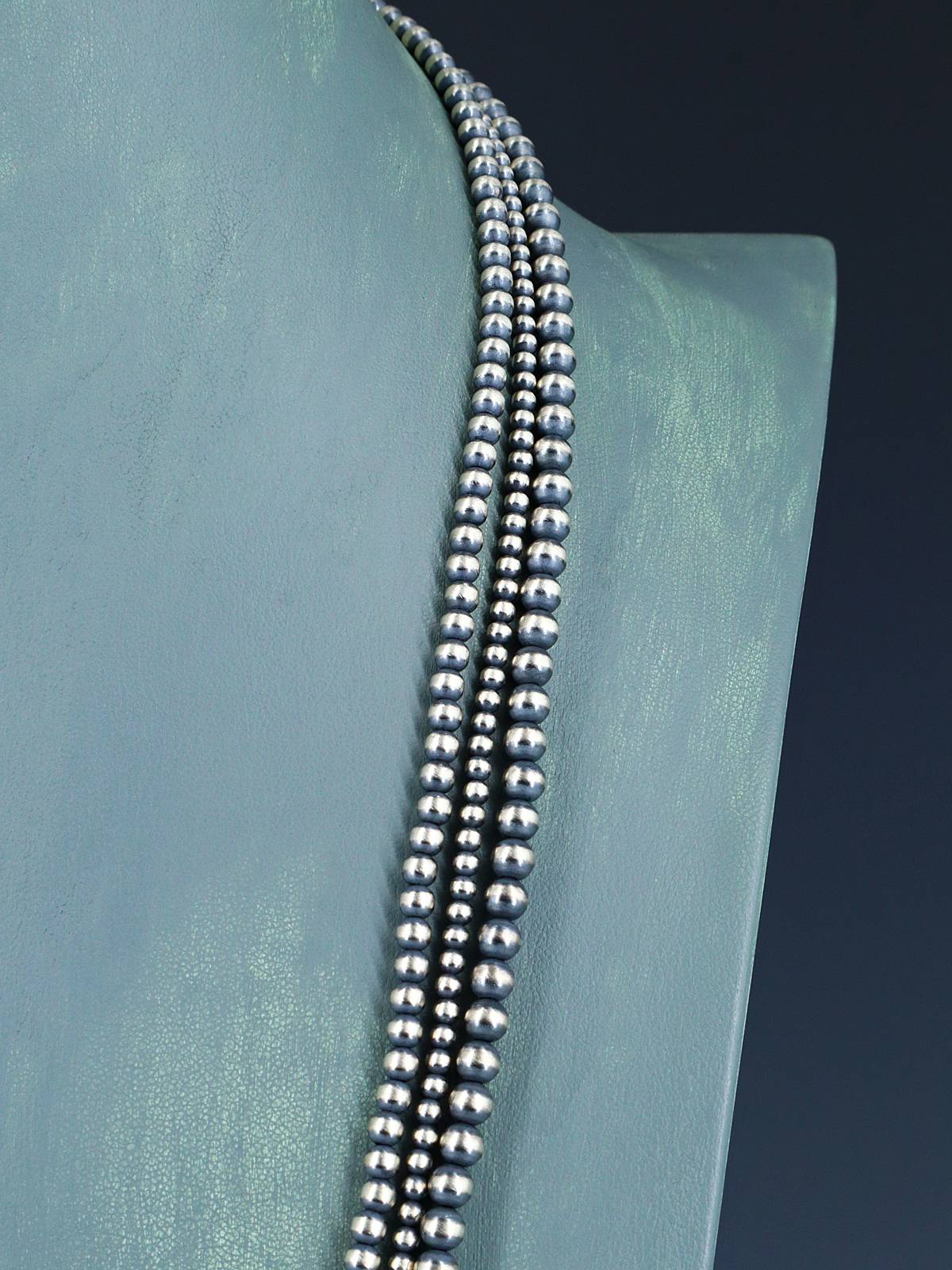 Collar con cuentas de plata de ley de triple hebra de 24"