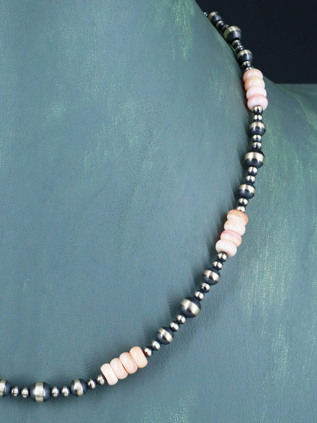Collar con cuentas de plata de ley con concha rosa de Navajo Jewelry de 18.0 in