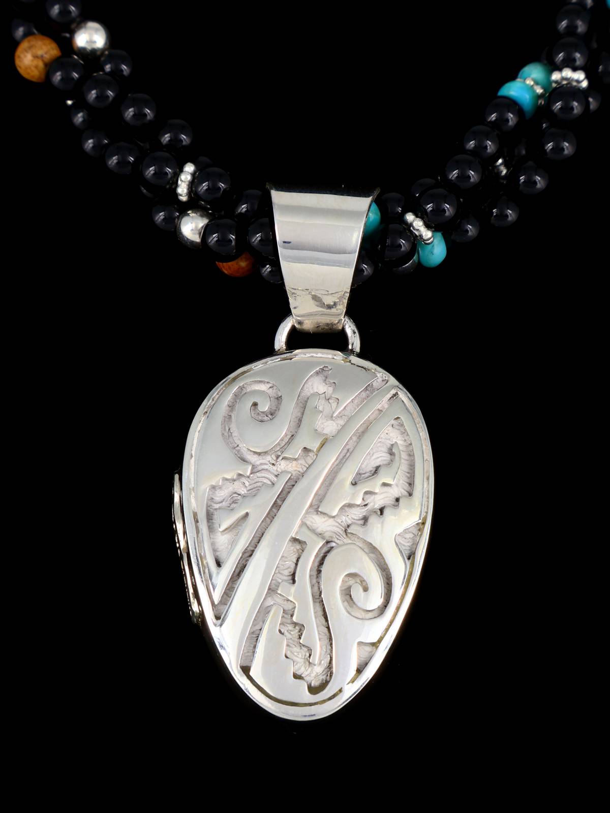 Collar con colgante de oso reversible con incrustaciones de búfalo blanco navajo