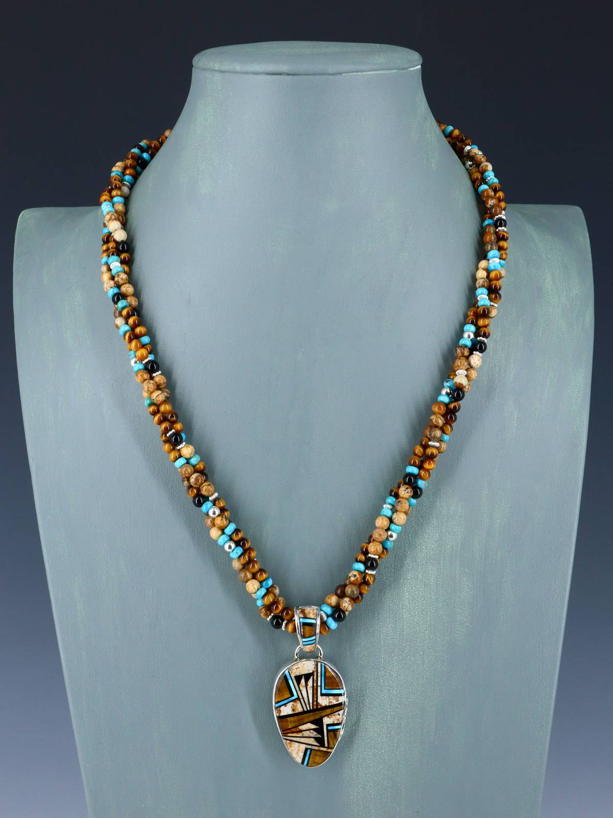 Collar con colgante de oso reversible con incrustaciones de búfalo blanco navajo