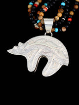 Collar con colgante de oso reversible con incrustaciones de búfalo blanco navajo