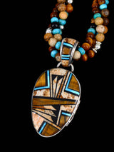 Collar con colgante de oso reversible con incrustaciones de búfalo blanco navajo