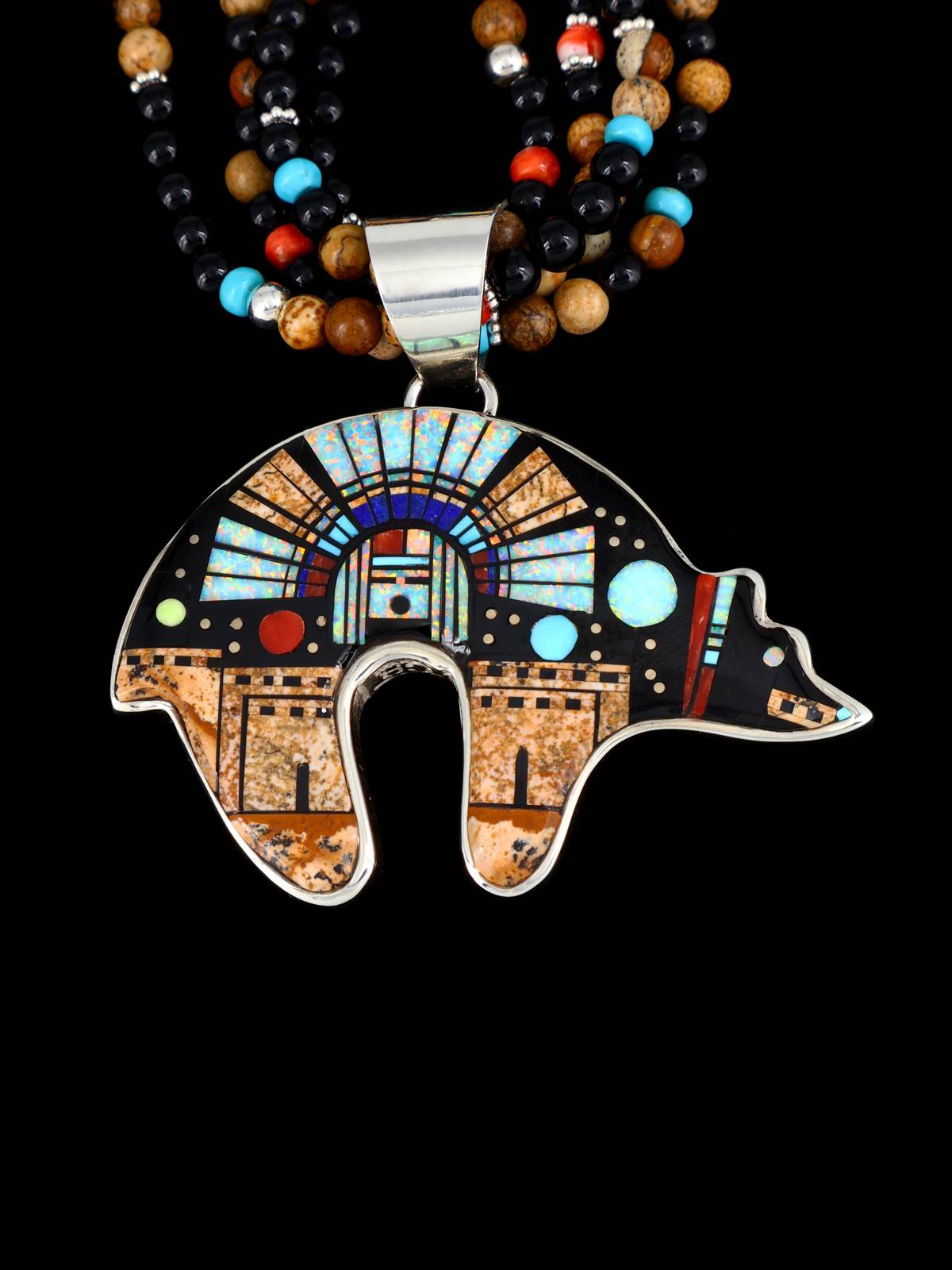 Collar con colgante de oso reversible con incrustaciones de búfalo blanco navajo