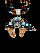 Collar con colgante de oso reversible con incrustaciones de búfalo blanco navajo