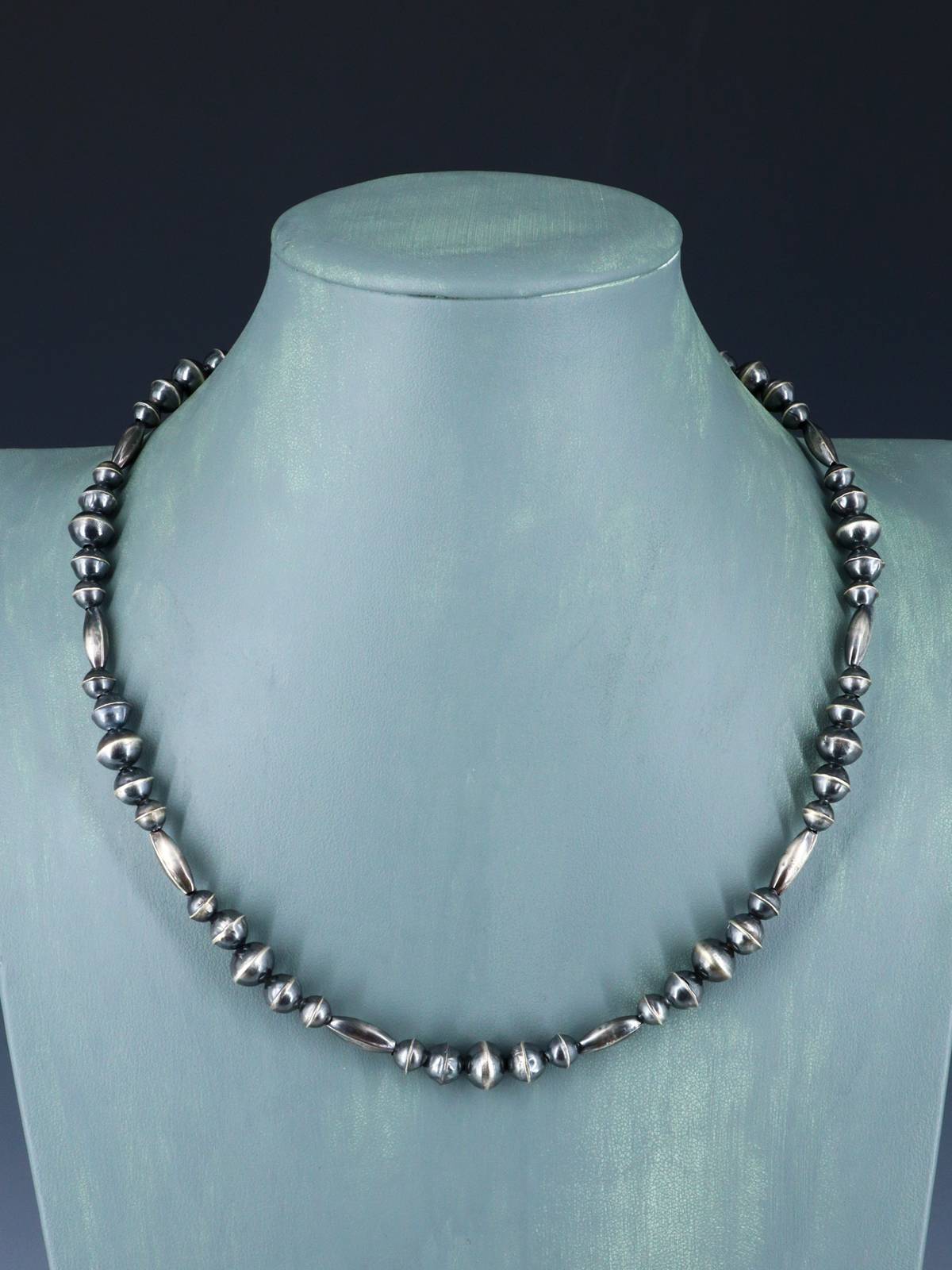 Collier de perles Navajo fait à la main en argent sterling amérindien de 17 po