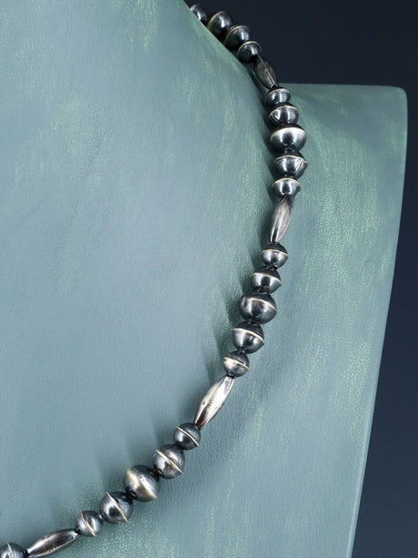 Collier de perles Navajo fait à la main en argent sterling amérindien de 17 po