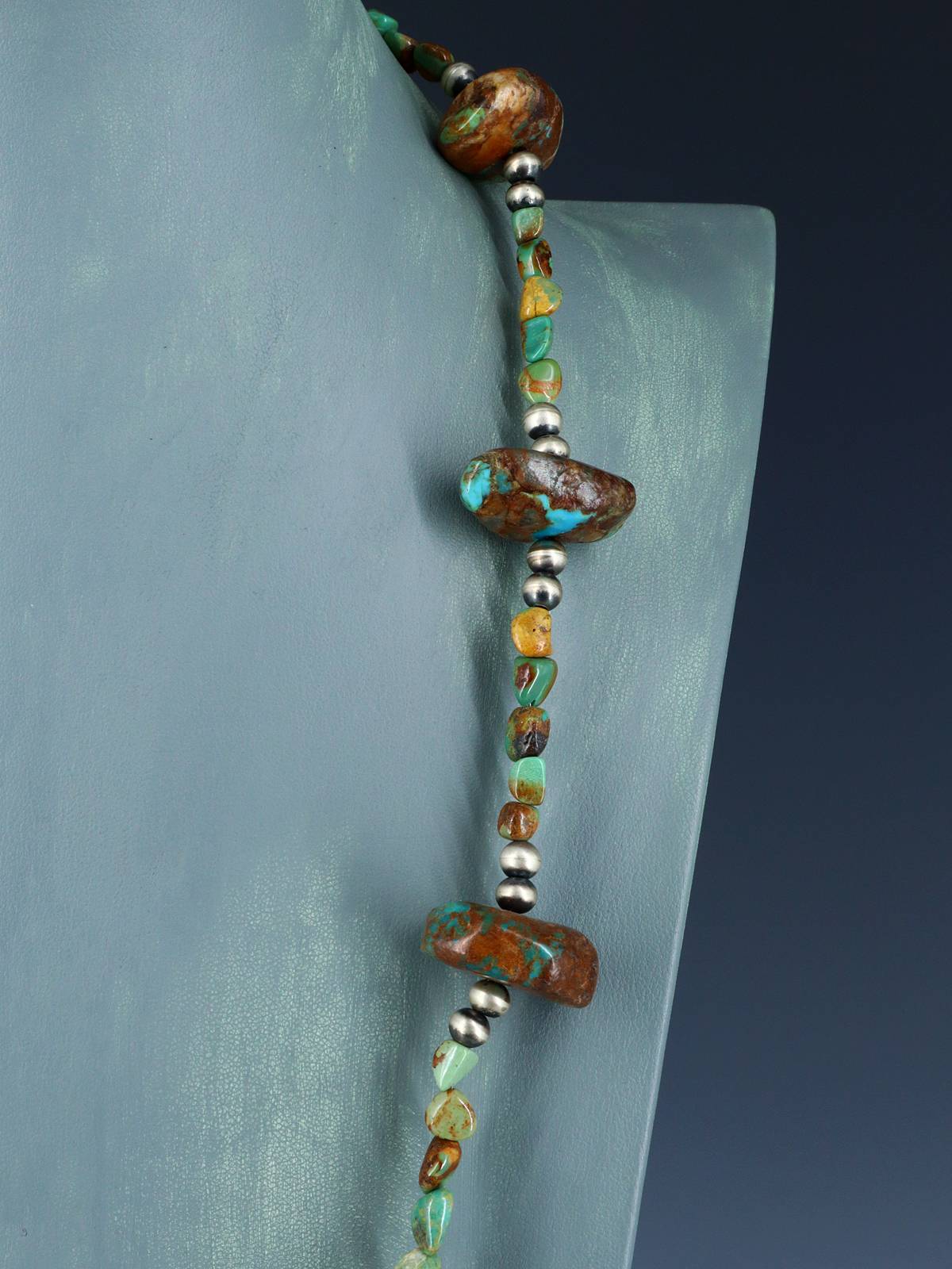 Collier amérindien de pépites turquoise et de perles d’argent