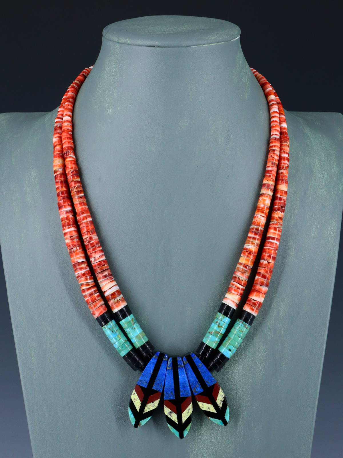 Collar de plumas de coral de color turquesa y manzana de Santo Domingo nativo americano