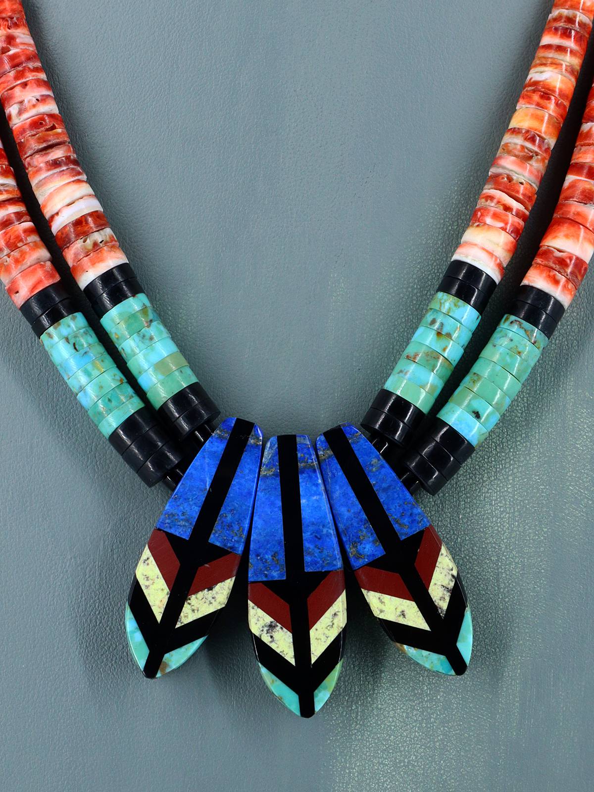 Collar de plumas de coral de color turquesa y manzana de Santo Domingo nativo americano