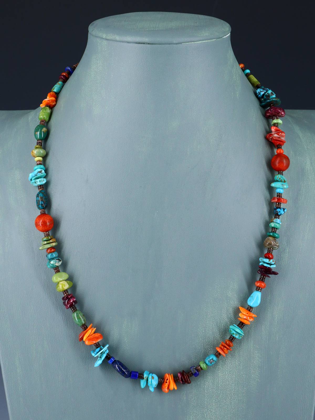 Collar de tesoro de coral de manzana de una sola hebra de nativos americanos