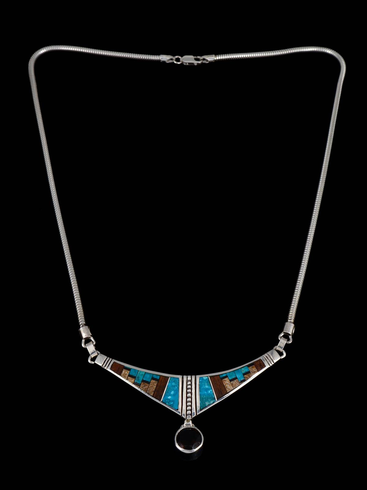Collar con figura Yei con incrustaciones de turquesa y incrustaciones Zuni