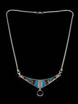 Collar con figura Yei con incrustaciones de turquesa y incrustaciones Zuni