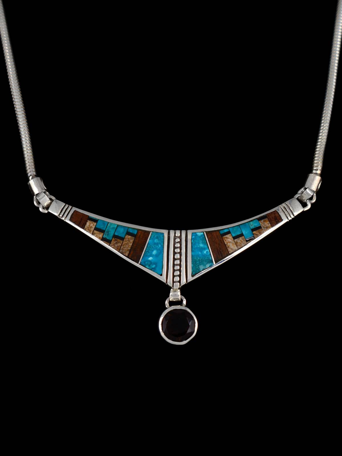 Collar con figura Yei con incrustaciones de turquesa y incrustaciones Zuni