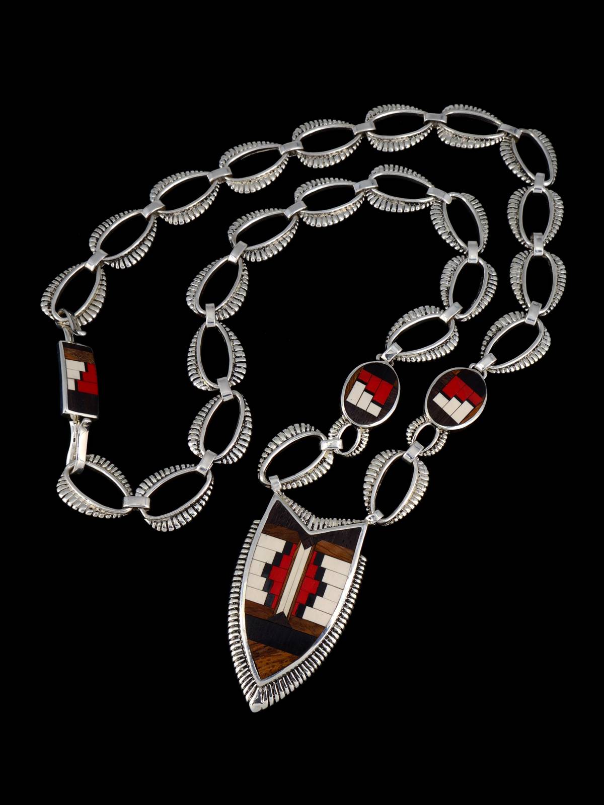 Collar con figura Yei con incrustaciones de turquesa y incrustaciones Zuni