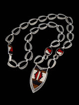 Collar con figura Yei con incrustaciones de turquesa y incrustaciones Zuni