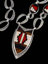 Collar con figura Yei con incrustaciones de turquesa y incrustaciones Zuni