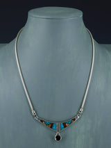 Collar con figura Yei con incrustaciones de turquesa y incrustaciones Zuni