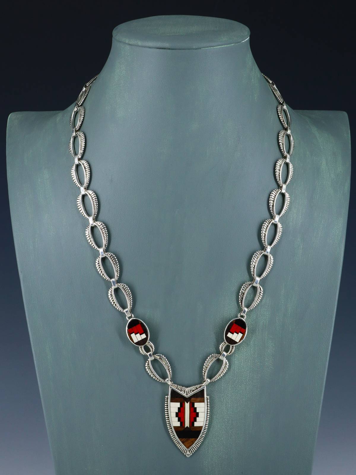 Collar con figura Yei con incrustaciones de turquesa y incrustaciones Zuni