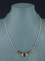 Collar con figura Yei con incrustaciones de turquesa y incrustaciones Zuni