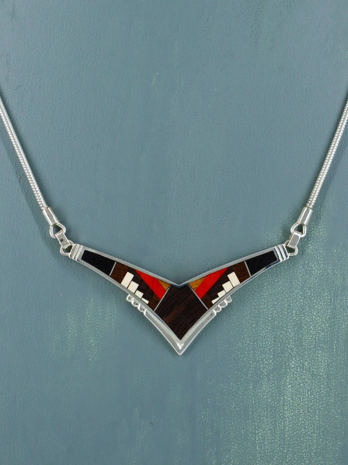 Collar con figura Yei con incrustaciones de turquesa y incrustaciones Zuni