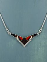 Collar con figura Yei con incrustaciones de turquesa y incrustaciones Zuni