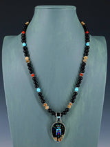 Collar con colgante de oso reversible con incrustaciones de búfalo blanco navajo
