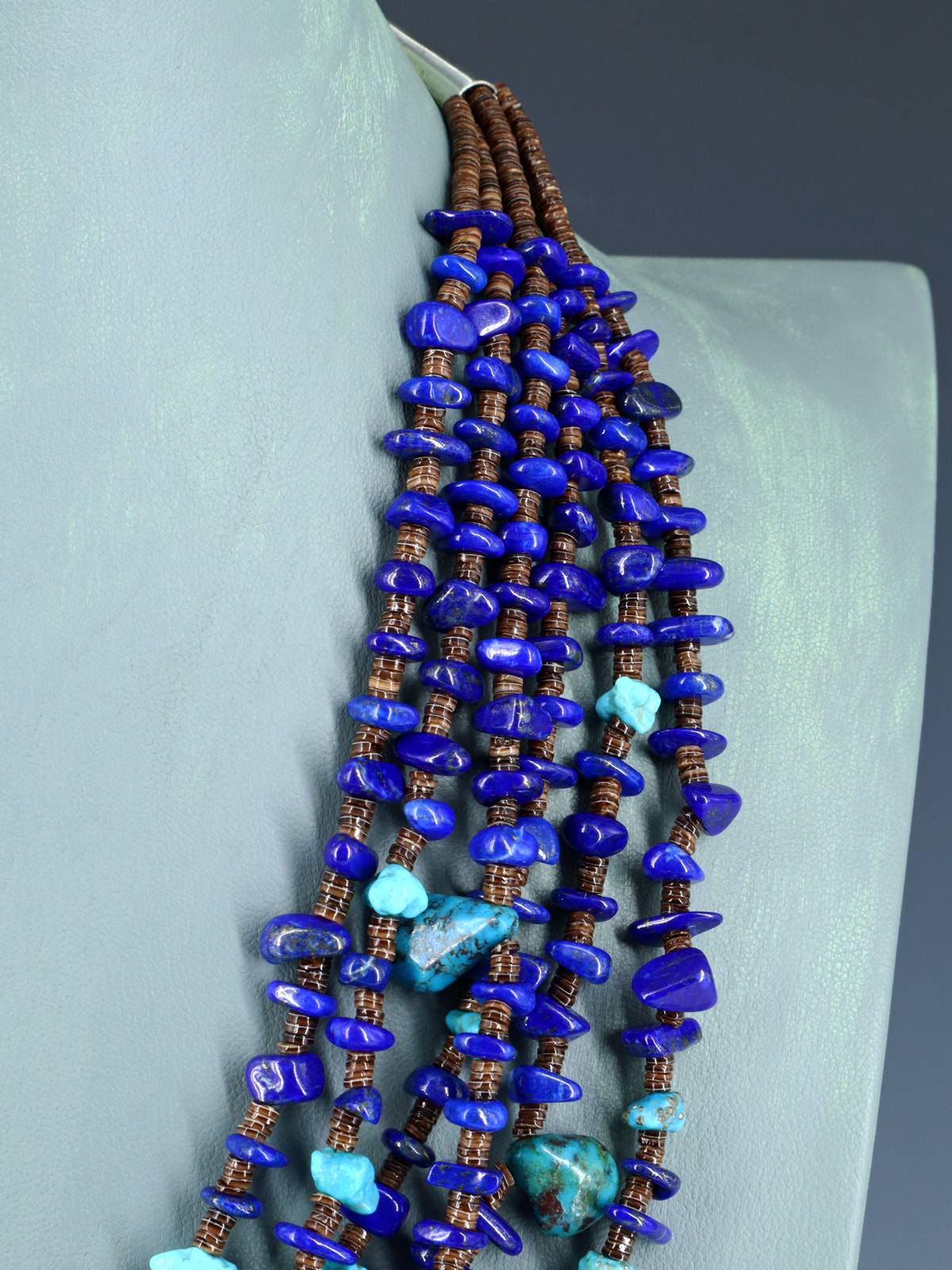 Bijoux amérindiens Collier à six brins en lapis et coquillage Heishi