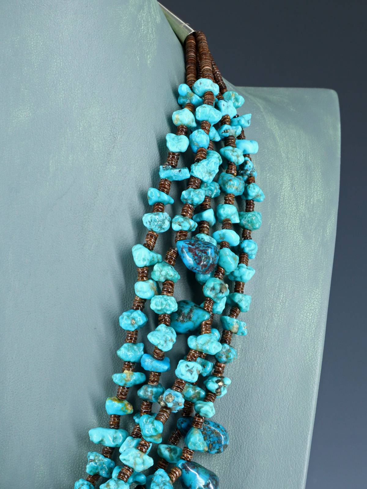 Bijoux amérindiens Collier à six brins en lapis et coquillage Heishi