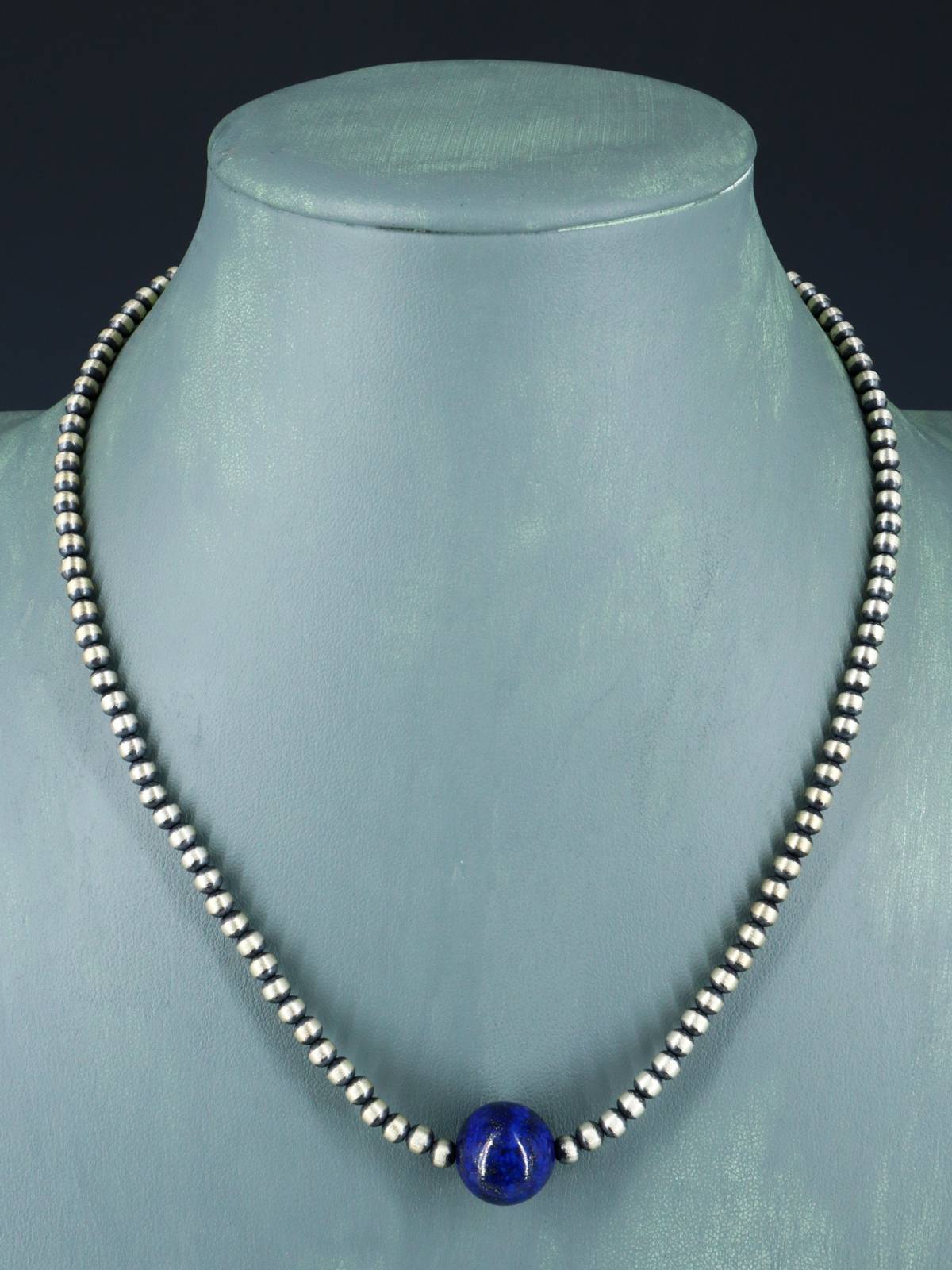 Collar de cuentas de plata y lapislázuli nativo americano