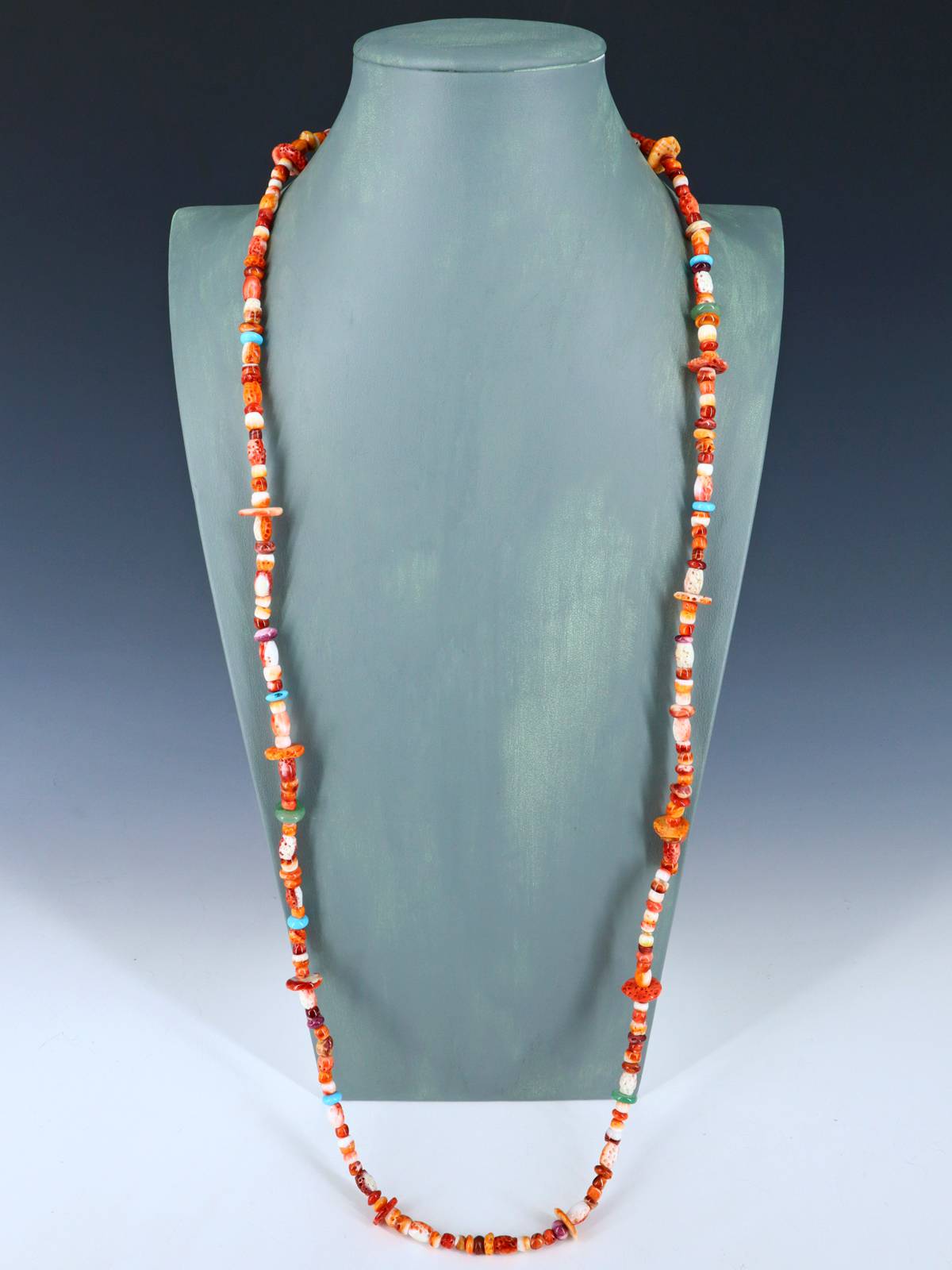 Collar de coral y lapislázuli de manzana nativo americano
