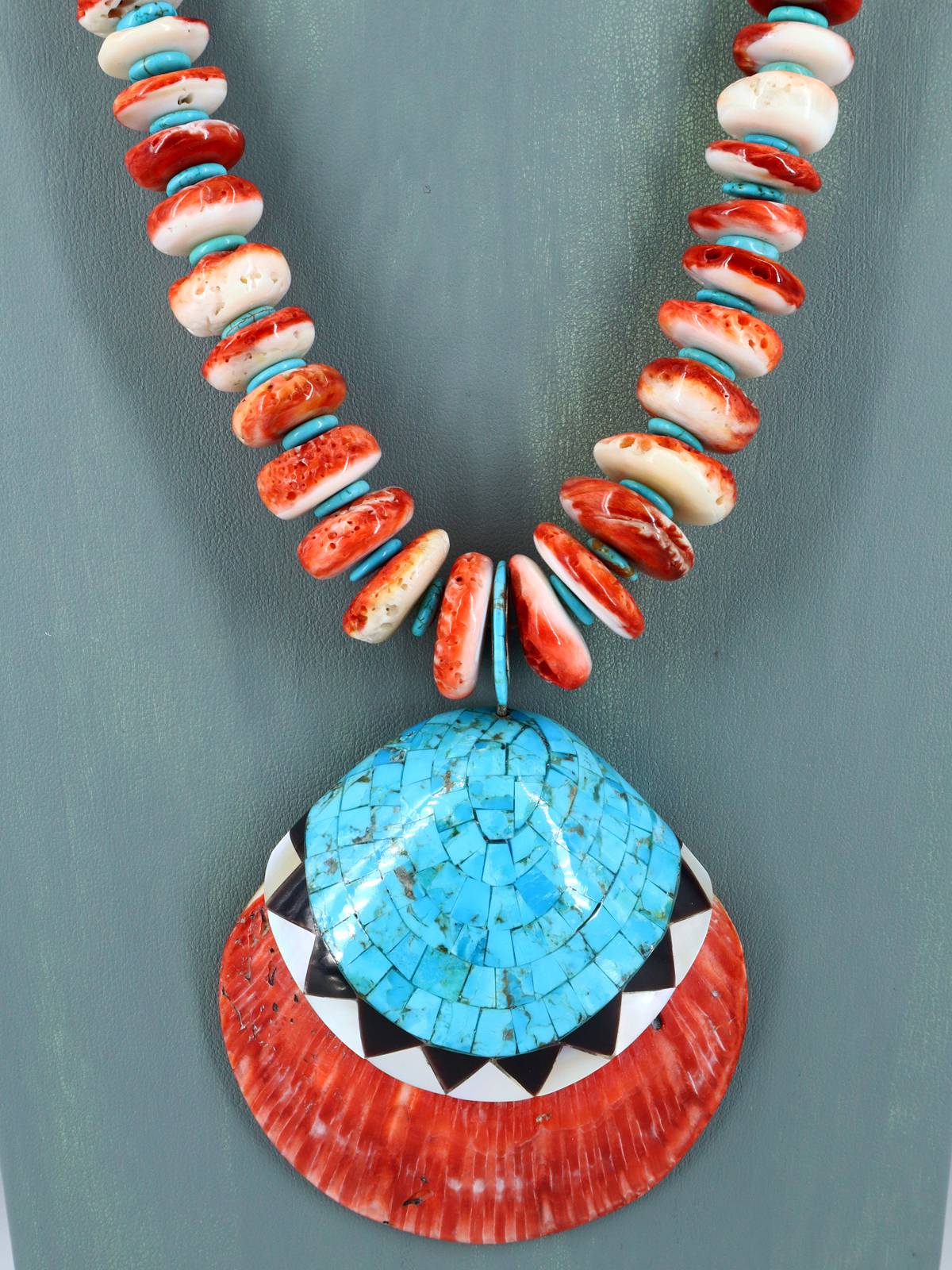 Collar de concha de mosaico de ostra espinosa de Santo Domingo con jocla
