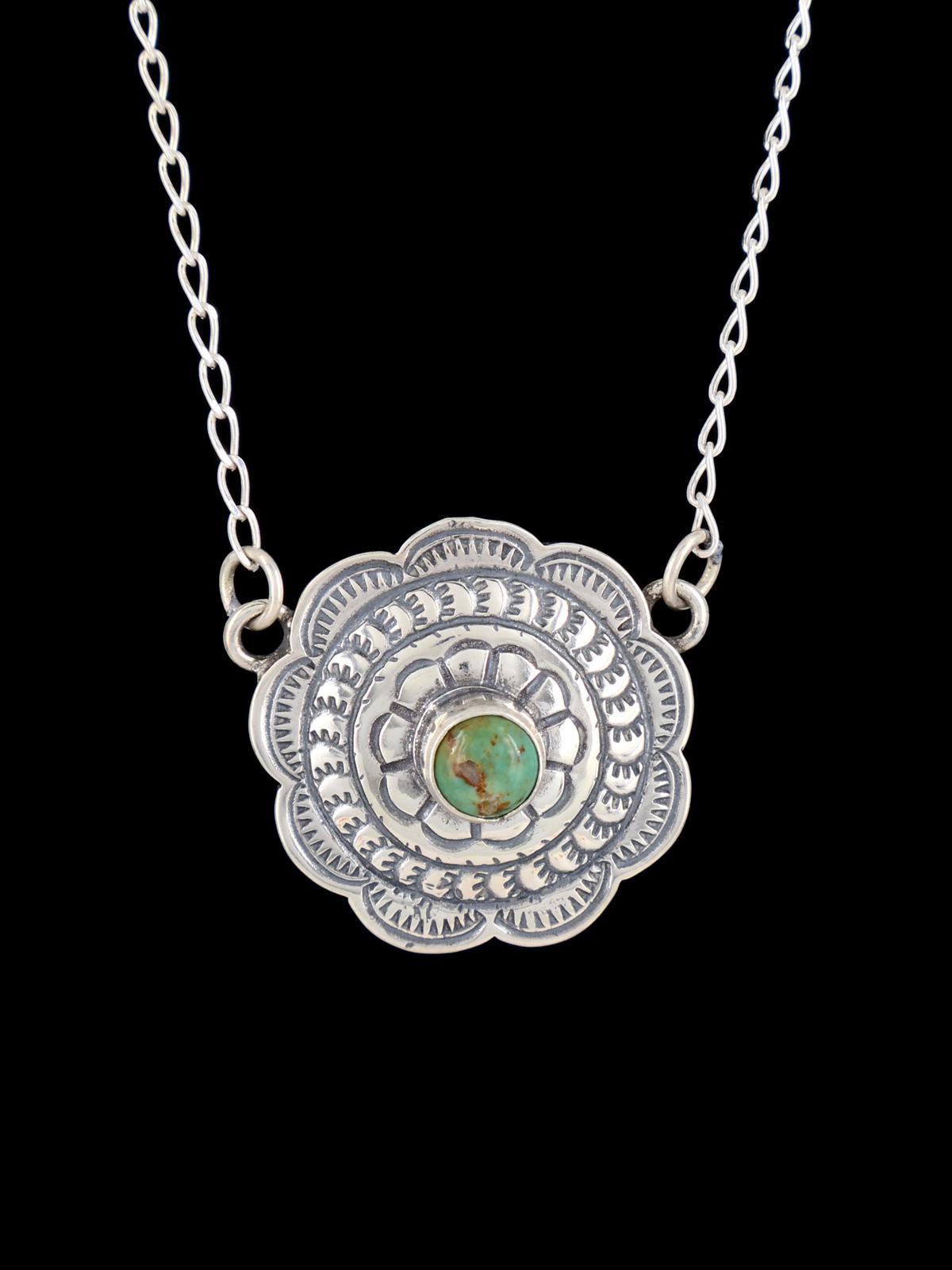 Collar con figura Yei con incrustaciones de turquesa y incrustaciones Zuni