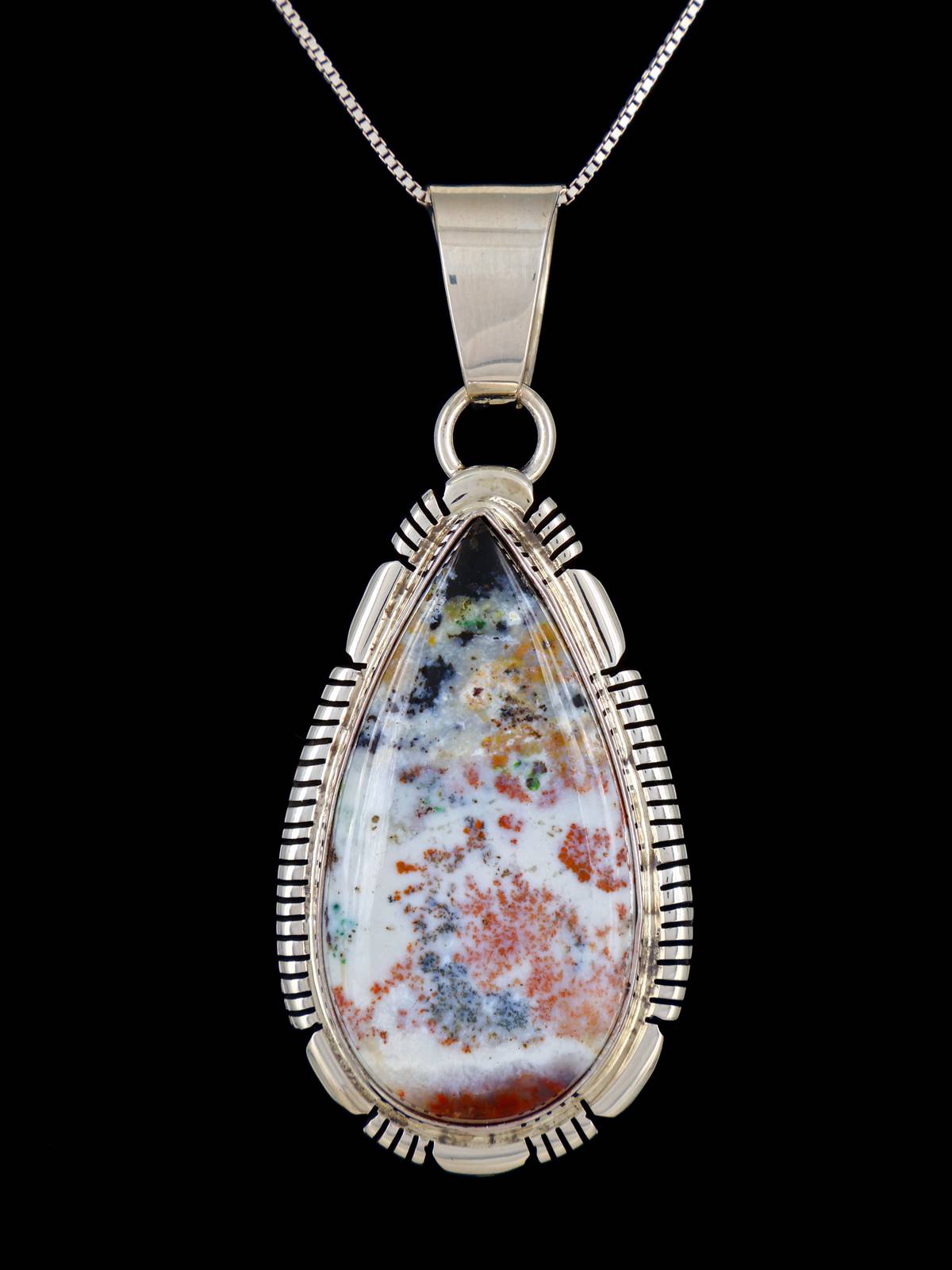 Colgante de madera petrificada opalizada de plata de ley navajo
