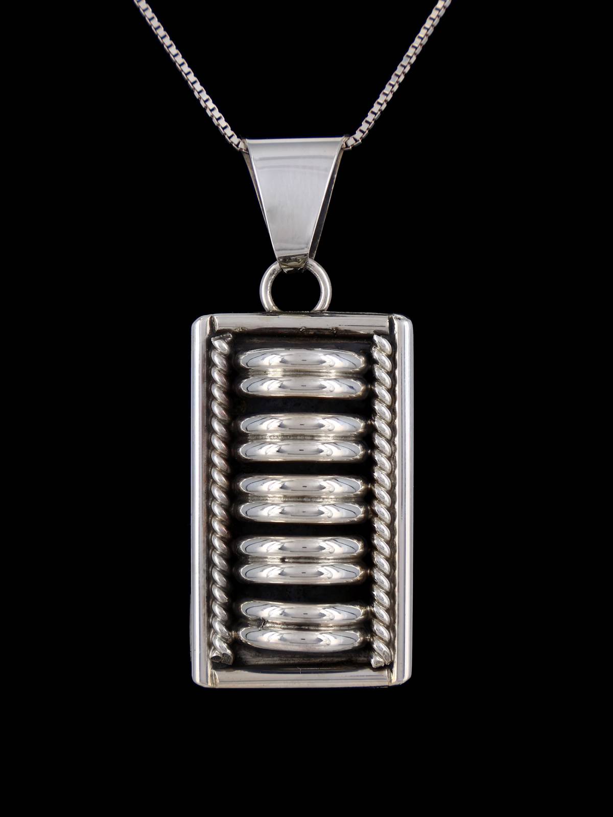 Pin/colgante de plata de ley esculpido Navajo