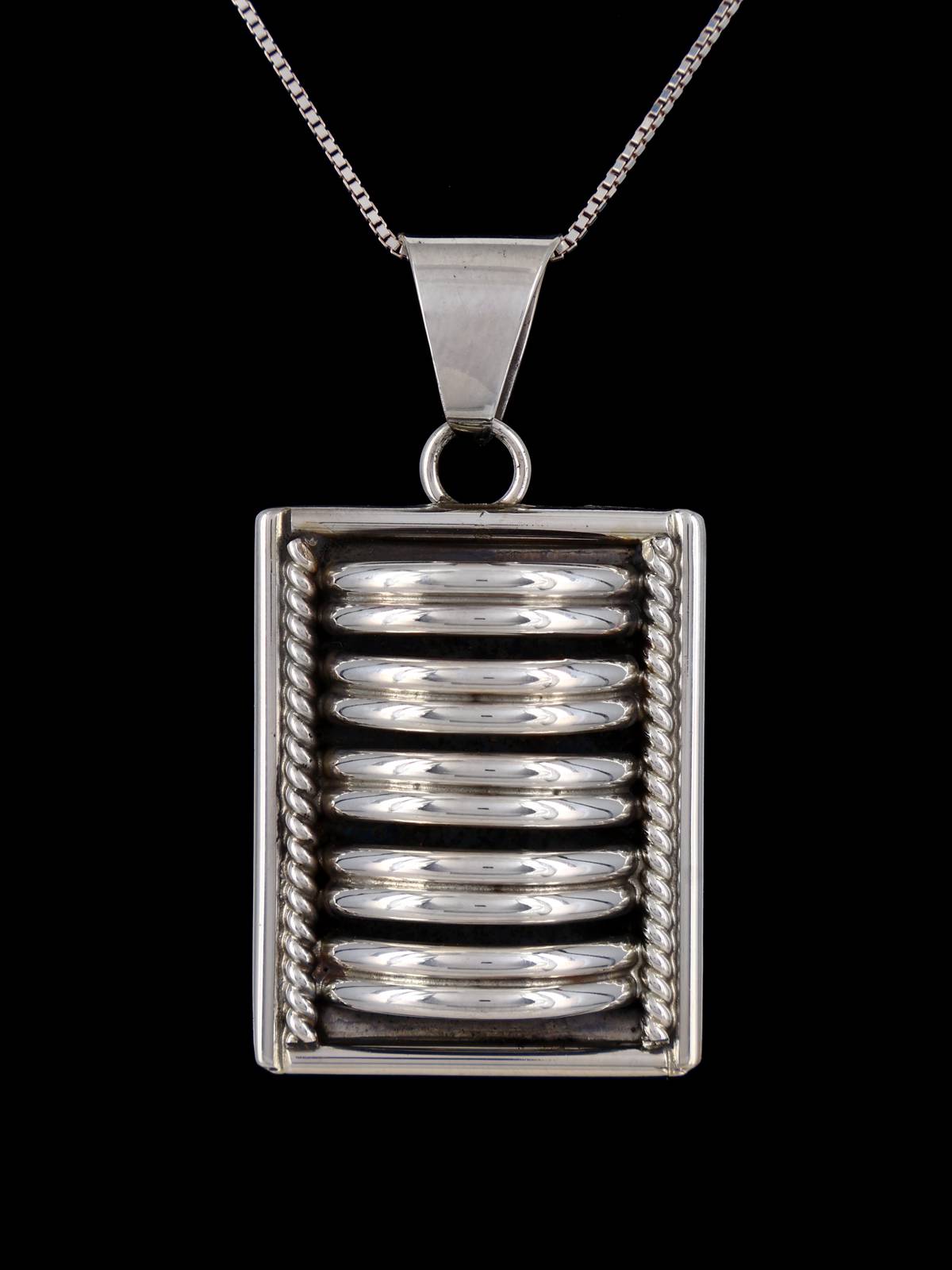 Pin/colgante de plata de ley esculpido Navajo
