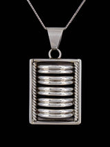 Pin/colgante de plata de ley esculpido Navajo