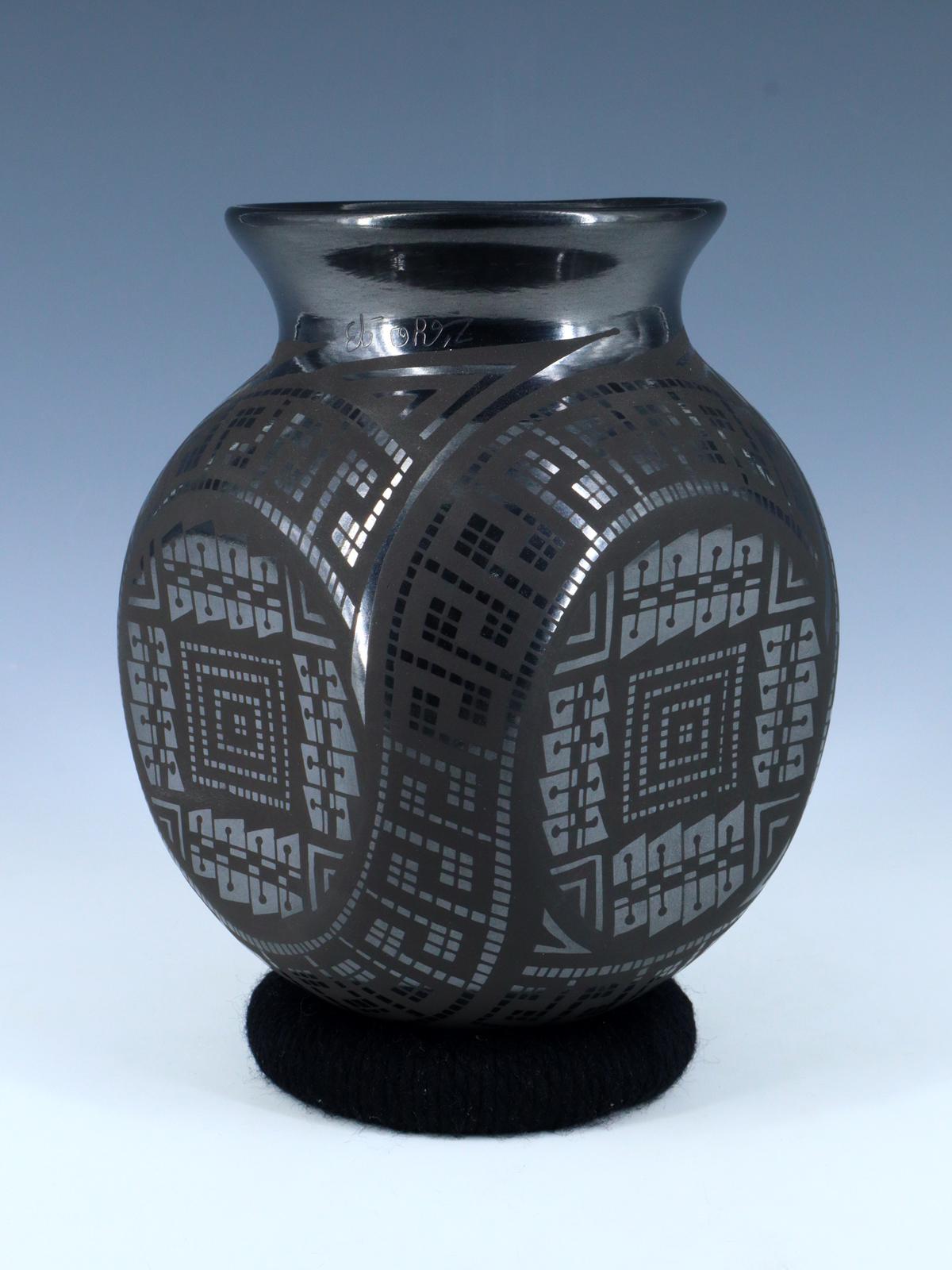 Mata Ortiz Pájaro de cerámica negra enrollado a mano